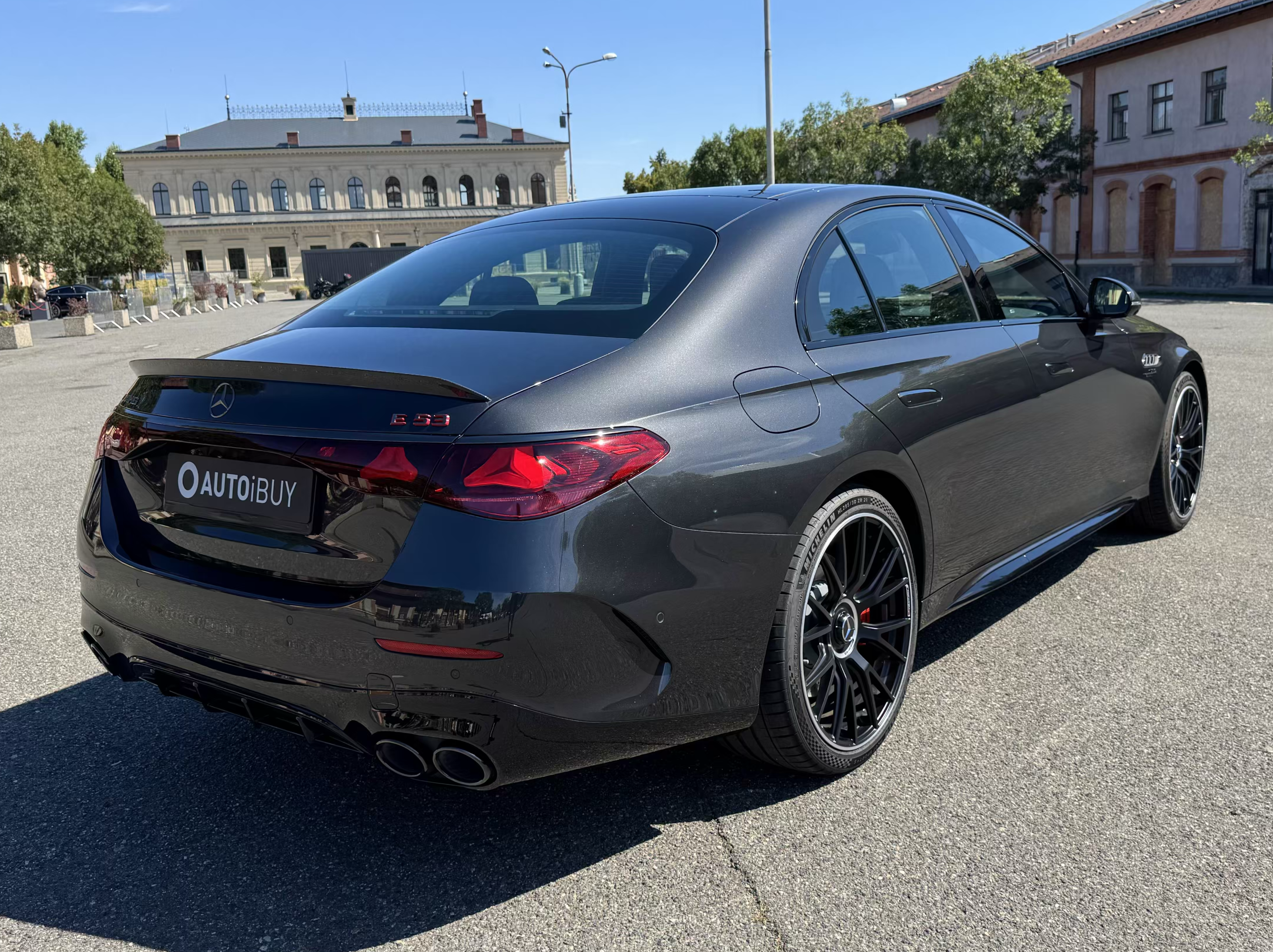 MERCEDES E SEDAN 53 AMG HYBRID 4MATIC | SKLADEM | ČESKÉ PŘEDVÁDĚCÍ AUTO | NOVÝ MODEL | SPORTOVNĚ LUXUSNÍ SEDAN | HYBRID 585 KONÍ | ŠEDÁ METALÍZA | ČERNÁ KŮŽE | MAXIMÁLNÍ VÝBAVA | VIP SLEVA | IHNED K PŘEDÁNÍ | NÁKUP ONLINE | AUTOiBUY.com